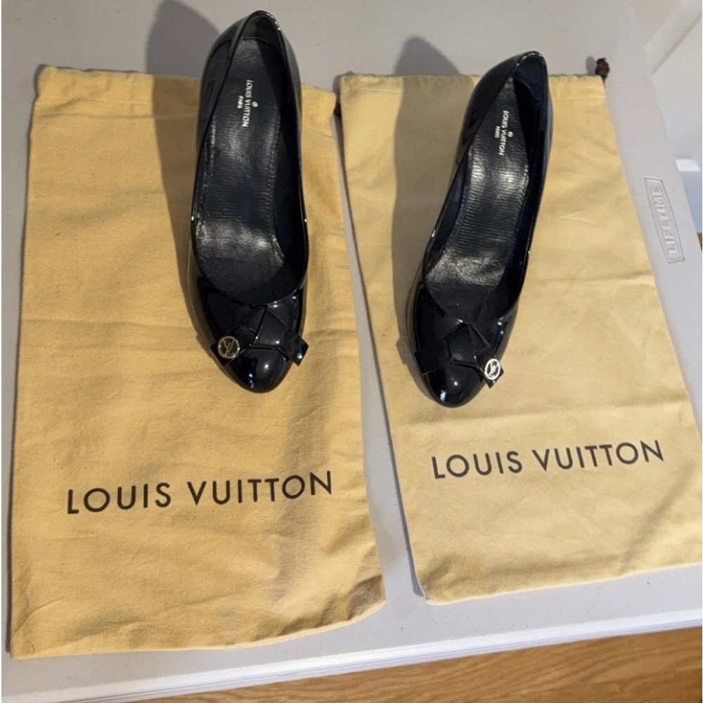 Louis Vuitton Black Patent Leather Bow Pumps - Size 38.5 - Elegant and Timeless - Picture 6 of 6